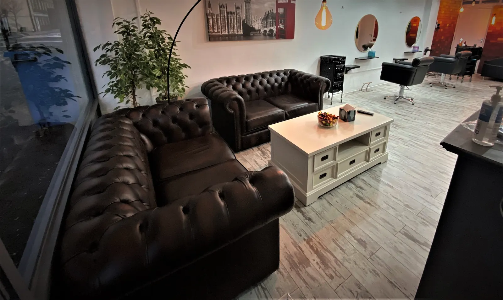 Chesterfield sofas in the SEoneHair waiting area