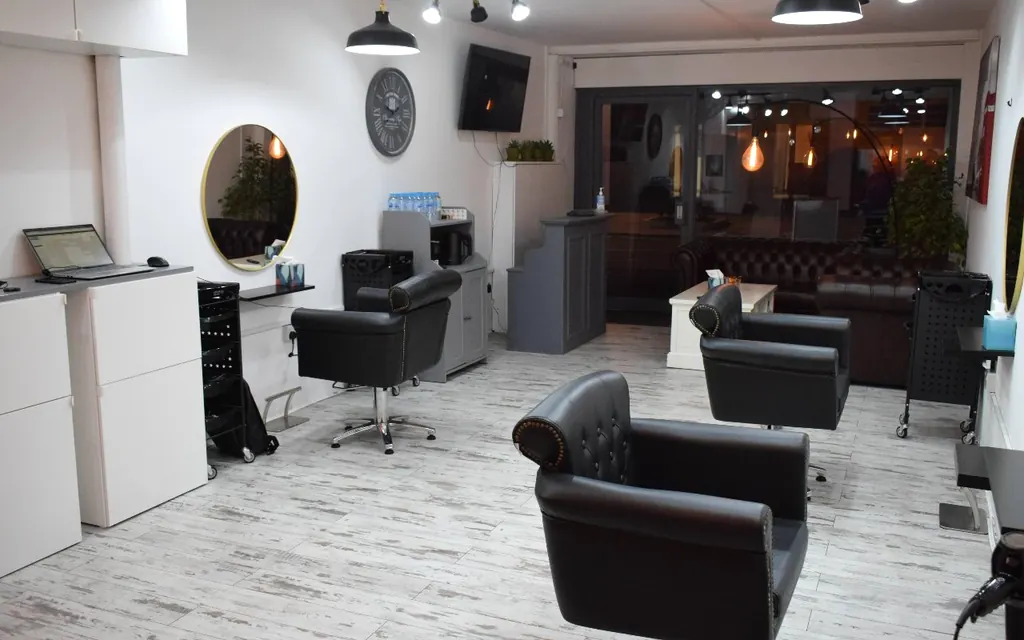Styling chairs and round mirrors at SEoneHair